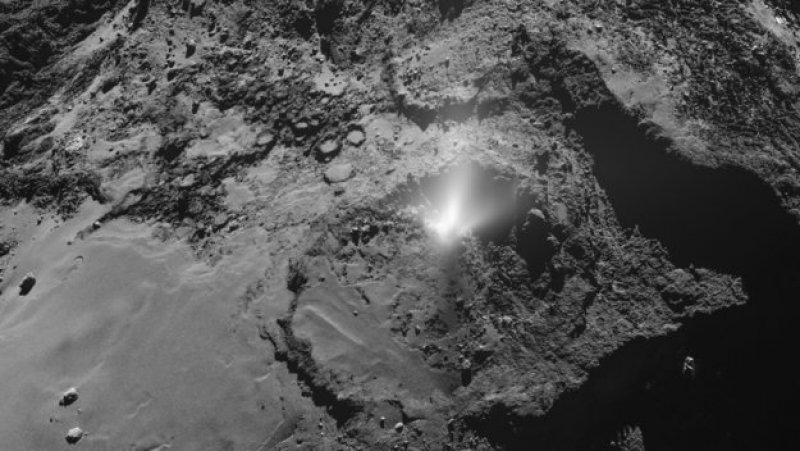 Rosetta našla výtrysky živené z nitra komety